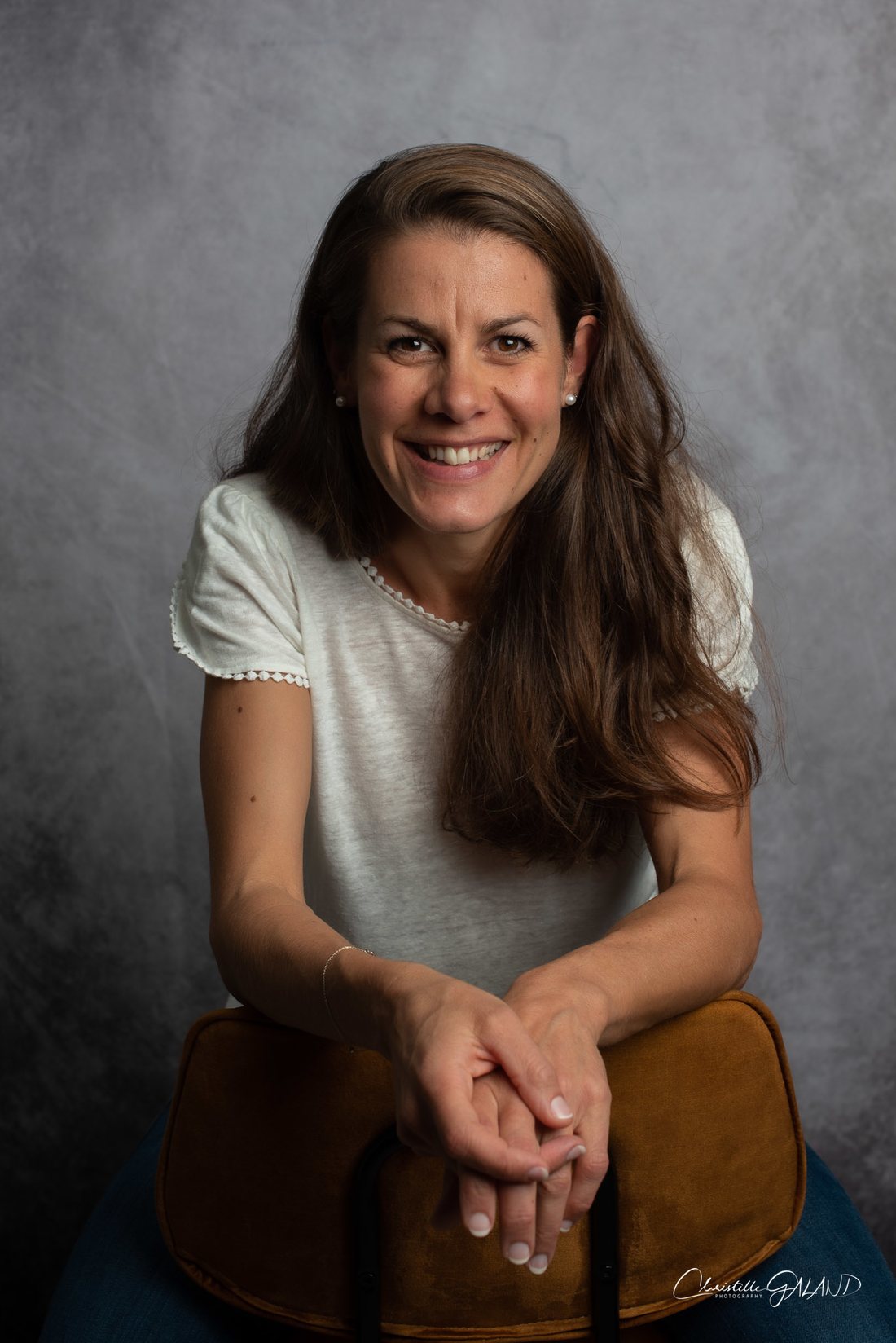 Portrait de Nathalie Ogier, souriante